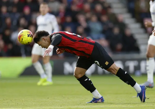 Evanilson heads the ball