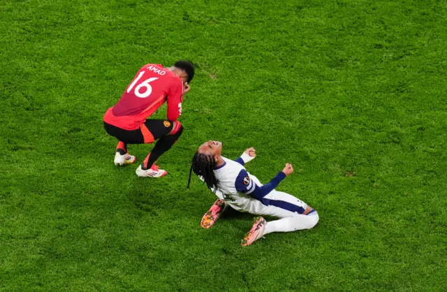 Tottenham players sink to thier knees in delight as United players slump in despair
