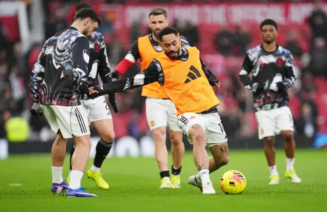 United players do a rondo in the warm up