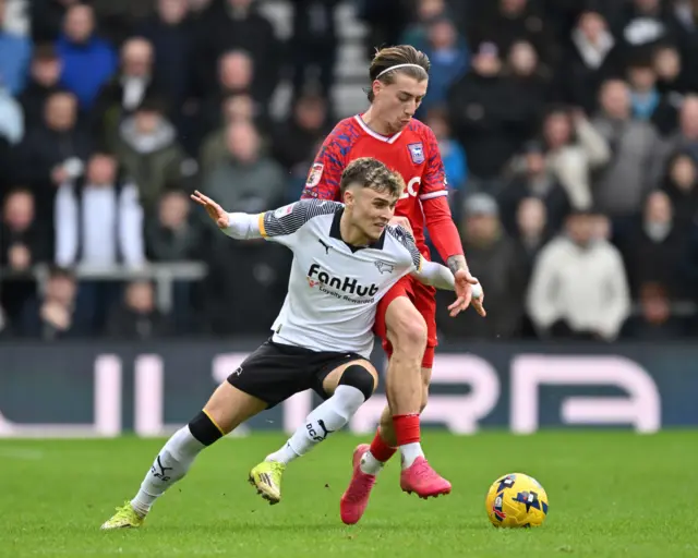 Derby County's Bobby Clark (left) and Ipswich Town's Jack Clarke battle for the ball