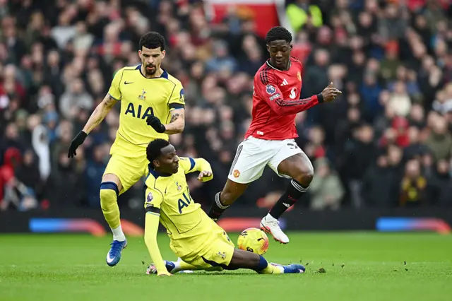 Mainoo battles in midfield