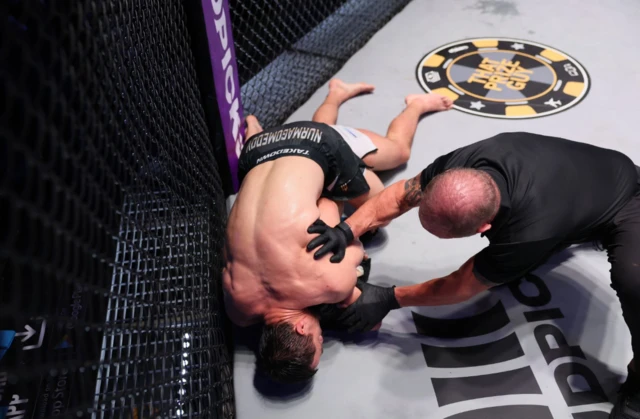 Usman Nurmagomedov chokes Alfie Davis