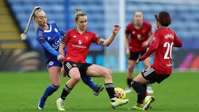 Leicester and Man Utd players compete for the ball