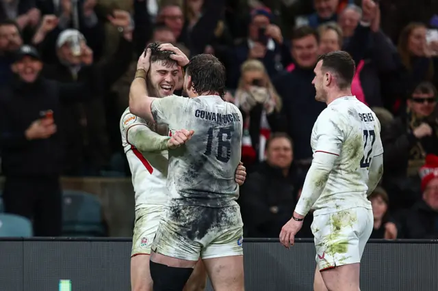 Tommy Freeman of England celebrates scoring his sides seventh try with team mate Luke Cowan-Dickie