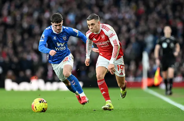 Leandro Trossard and Trai Hume battle for the ball