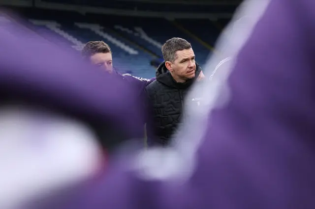 Marc Skinner talks to the team huddle