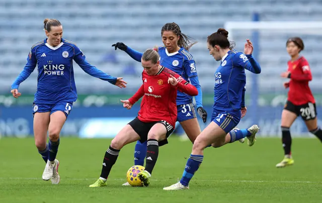 Elisabeth Terland pursued by Chantelle Swaby, Shannon O'Brien and Emily van Egmond