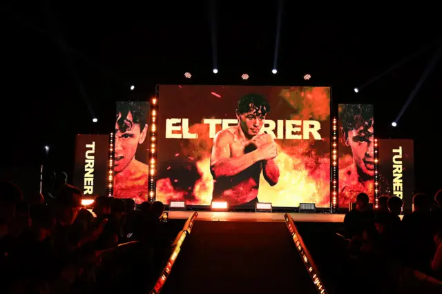 A large screen showing an image of Jack Turner in front of the words 'El Terrier'