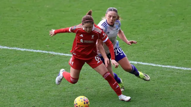 Risa Shimizu holds off the challenge of Kirsty Hanson