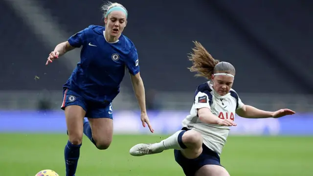 Signe Gaupset challenges Ellie Carpenter