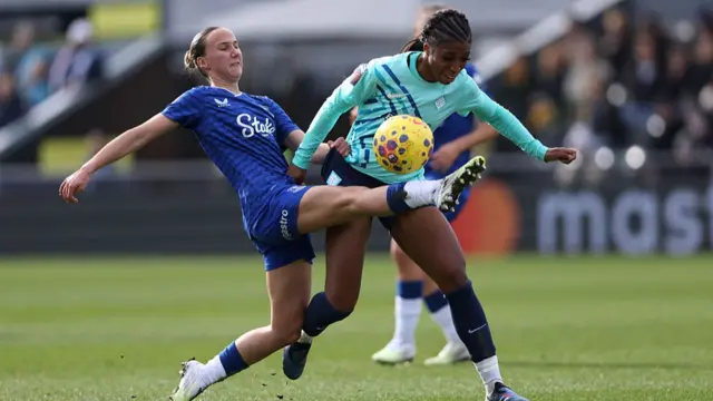 Rosa van Gool and Grace Geyoro tussle for the ball