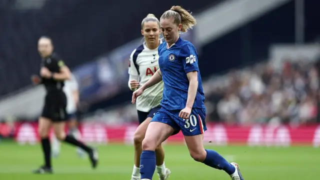 Keira Walsh on the ball