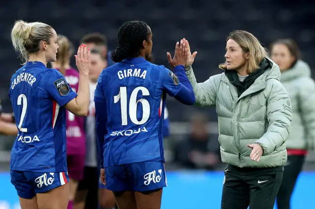 : चेल्सीच्या मॅनेजर सोनिया बोम्पास्टर यांनी विजयानंतर एली कारपेंटर आणि नाओमी गिर्मा यांचे अभिनंदन केले.