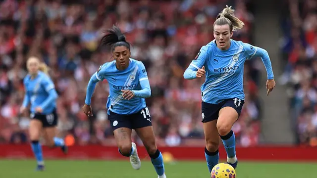 Lauren Hemp on the ball