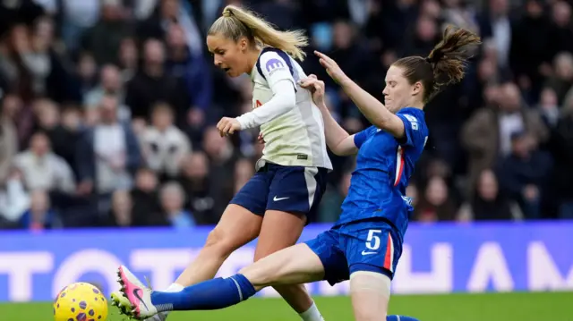 Olivia Holdt shoots under pressure from Veerle Buurman