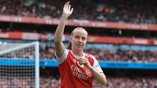 Beth Mead acknowledges fans