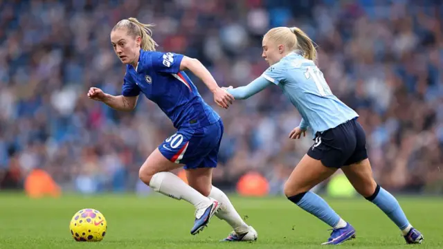 Laura Blindkilde Brown closes down Keira Walsh