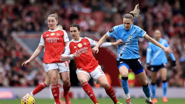Lotte Wubben Moy holds off Vivianne Miedema