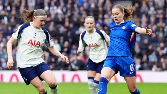Sjoeke Nusken on the ball for Chelsea