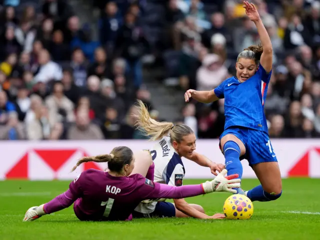 Johanna Rytting Kaneryd reaches for the ball