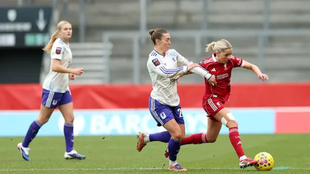 Denise O'Sullivan holds off the challenge of Miri Taylor