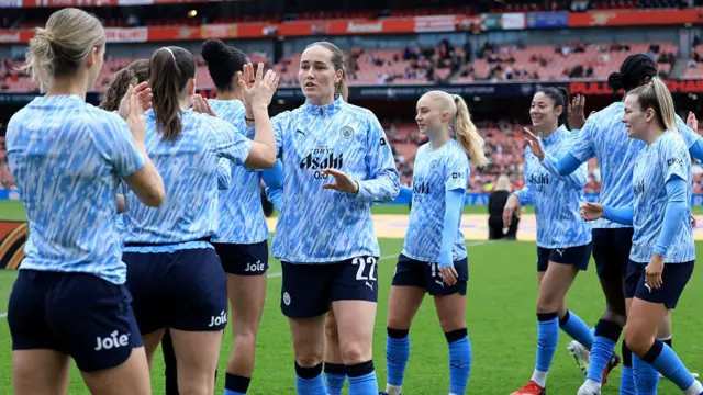 Man City players high five before kick off