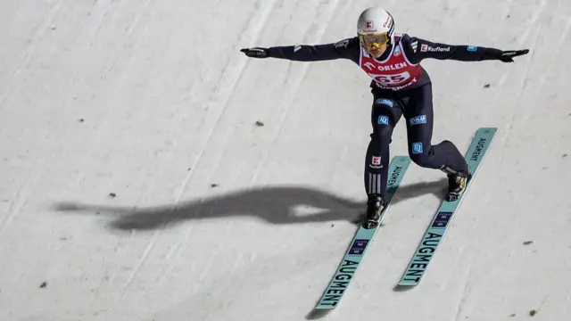Ski jumper landing
