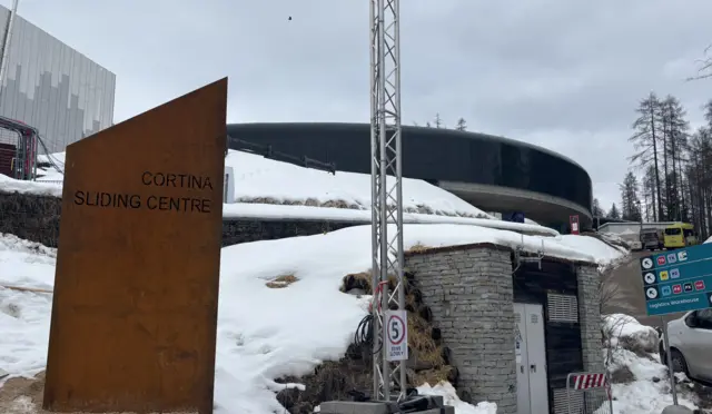 Cortina sliding centre