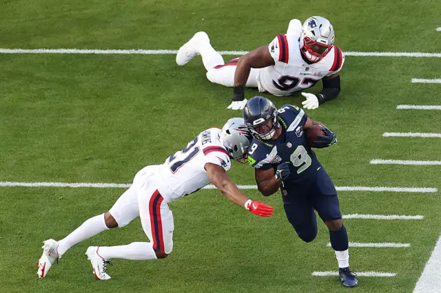 Kenneth Walker evades a tackle