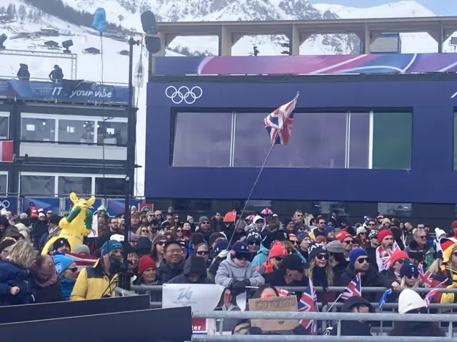 Crowd at ski slopestyle
