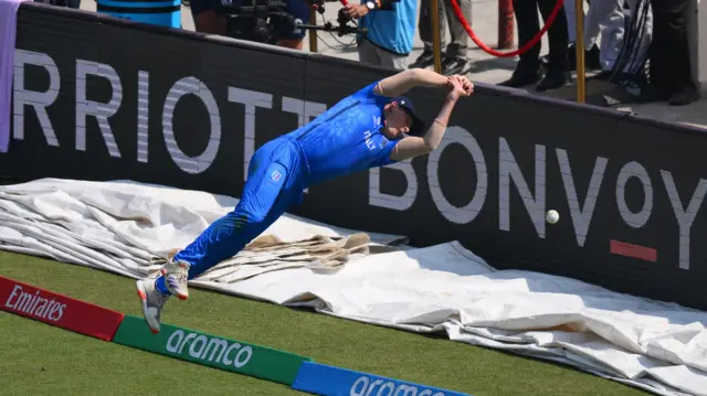 Harry Manenti fails to take a catch on the boundary