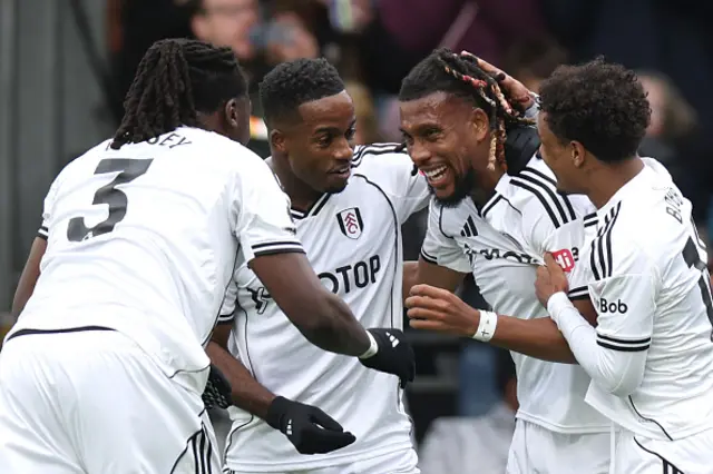 Alex Iwobi of Fulham (2R) celebrates