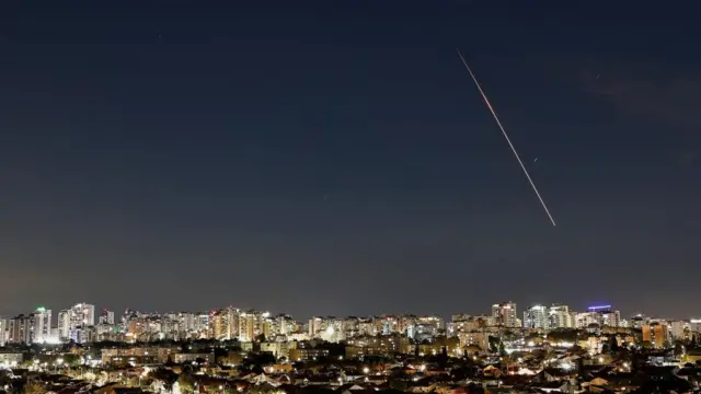 Huge stream of light in the sky as Israeli anti air defence system kicks in