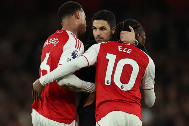 Arsenal's Spanish manager Mikel Arteta (C) celebrates with Arsenal's Brazilian defender #06 Gabriel Magalhaes (L) and Arsenal's English midfielder #10 Eberechi Eze