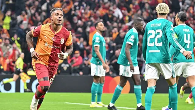 Mario Lemina (L) of Galatasaray