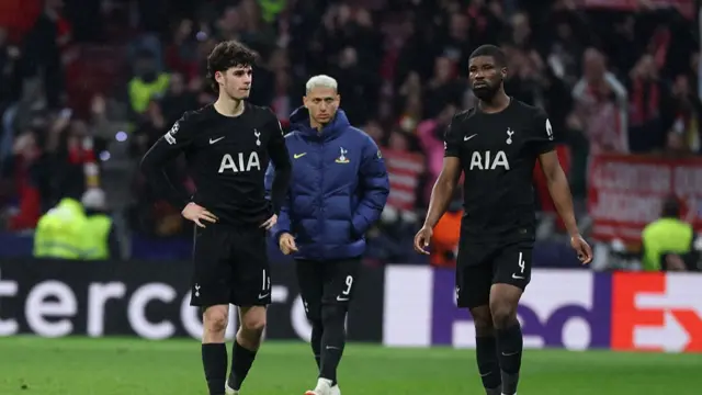 Tottenham Hotspur's English midfielder #14 Archie Gray (L), Tottenham Hotspur's Brazilian forward #09 Richarlison and Tottenham Hotspur's Austrian defender #04 Kevin Danso