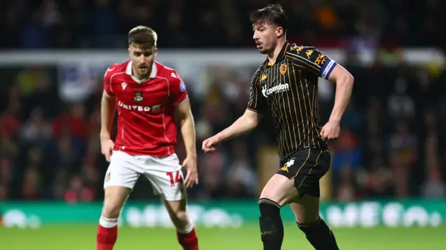 Wrexham v Hull match action
