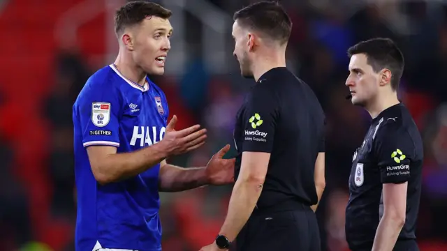 Dara O Shea talks to referee