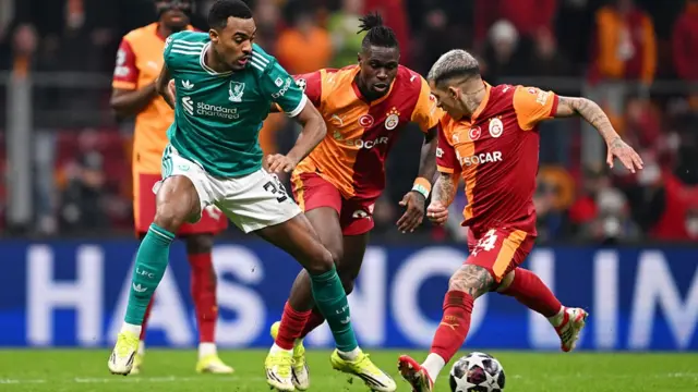 yan Gravenberch of Liverpool is challenged by Wilfried Singo and Lucas Torreira of Galatasaray