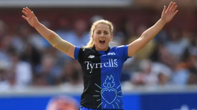 Eva Gray of London Spirit appeals and dismisses Jess Jonassen of Welsh Fire