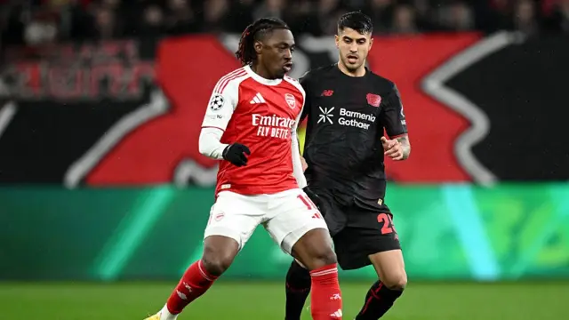 berechi Eze of Arsenal passes the ball whilst under pressure from Exequiel Palacios of Bayer 04 Leverkusen