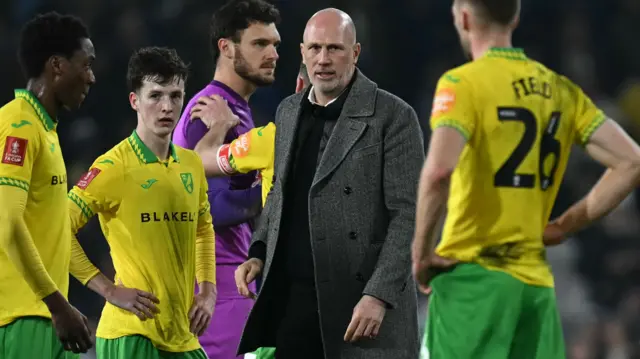 Norwich City boss Philippe Clement with his players after the defeat at Leeds in the FA Cup