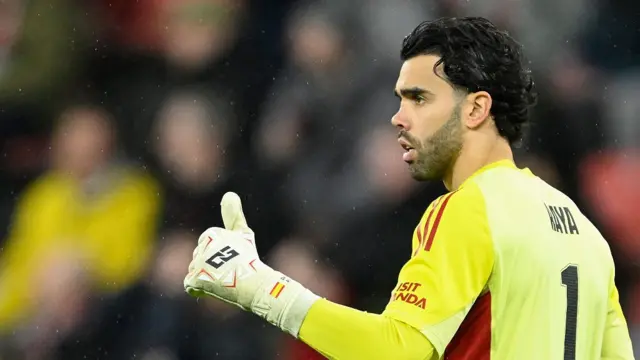 Arsenal's Spanish goalkeeper #01 David Raya