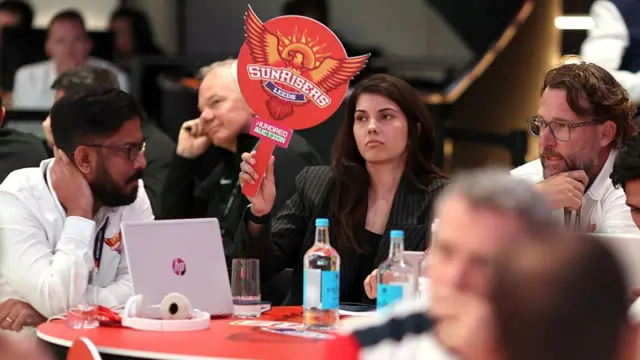 Kaviya Maran, Chief Executive of Sunrisers Leeds places a bid