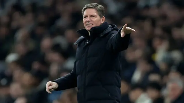 Oliver Glasner pointing on the Palace touchline