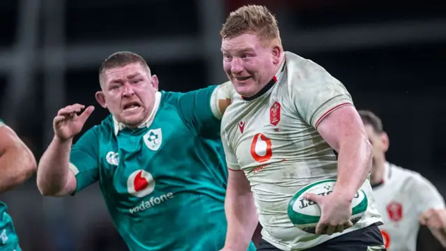 Rhys Carre sprints past Tadhg Furlong