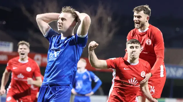 Paul O'Neill's celebrates his late winner against Dungannon Swifts