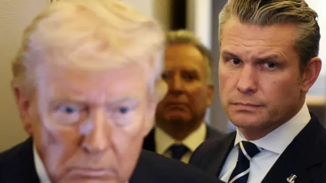 Ông Trump, cùng với Bộ trưởng Quốc phòng Pete Hegseth bên cạnh.