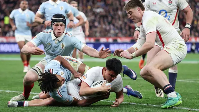 Marcus Smith scores a try