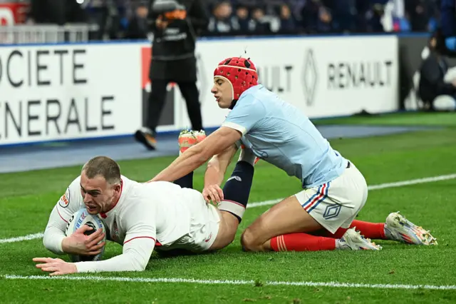 England score a try v France